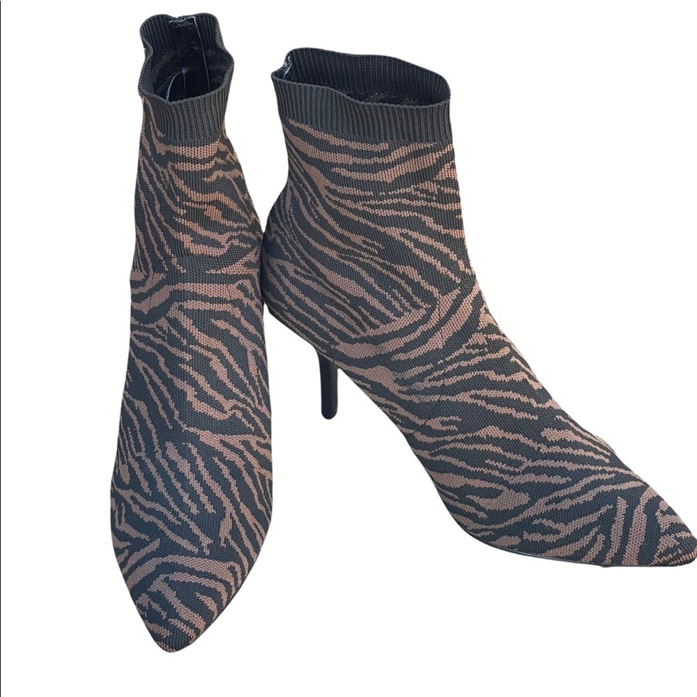 Vince Camuto women boots|  Animal Print‎ | Color: Black /brown | Size: 8M (38.5)